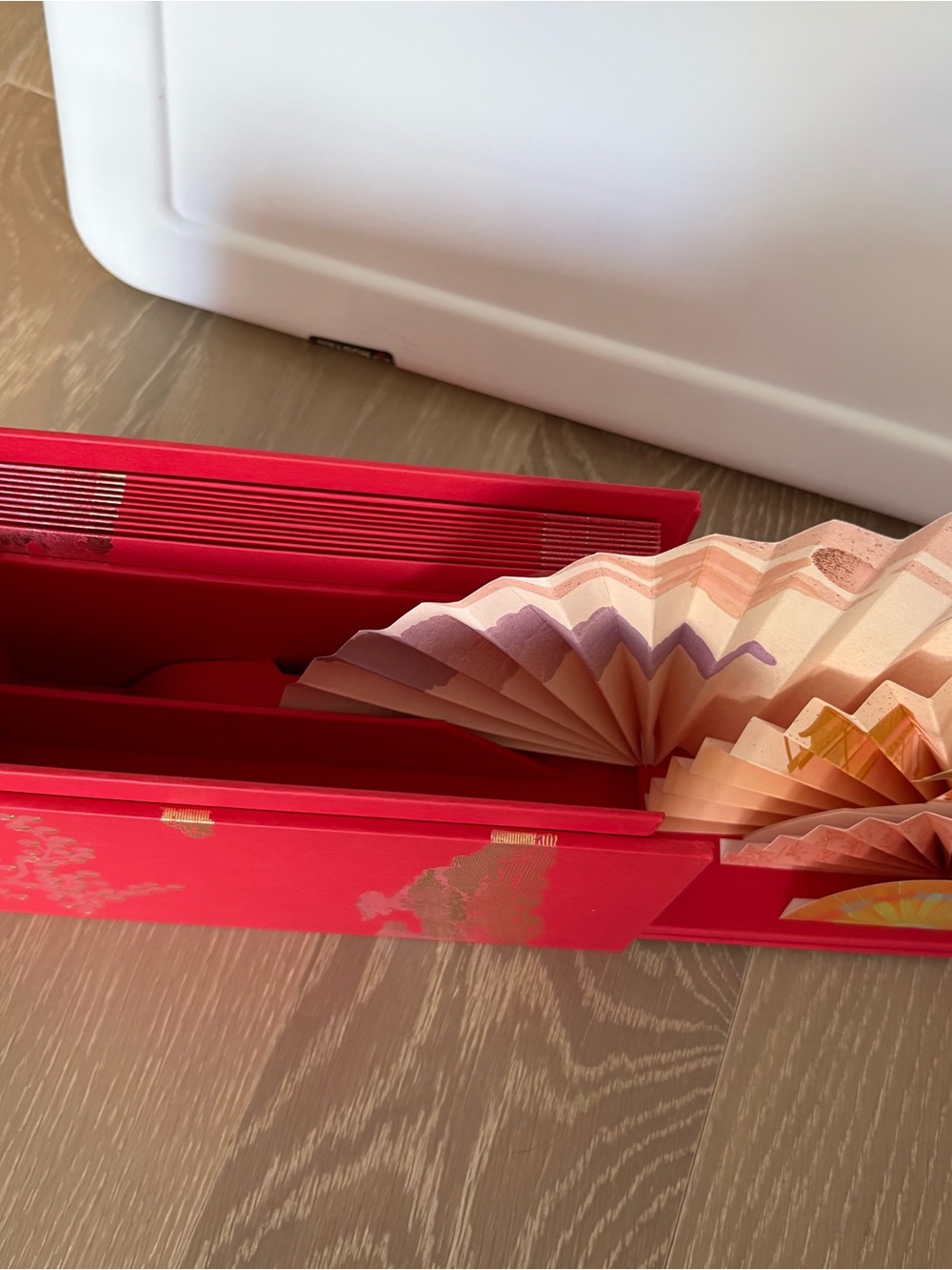 Van Cleef & Arpels Lunar New Year Red and Gold Gift Box Display & Envelopes - Picture 6 of 15